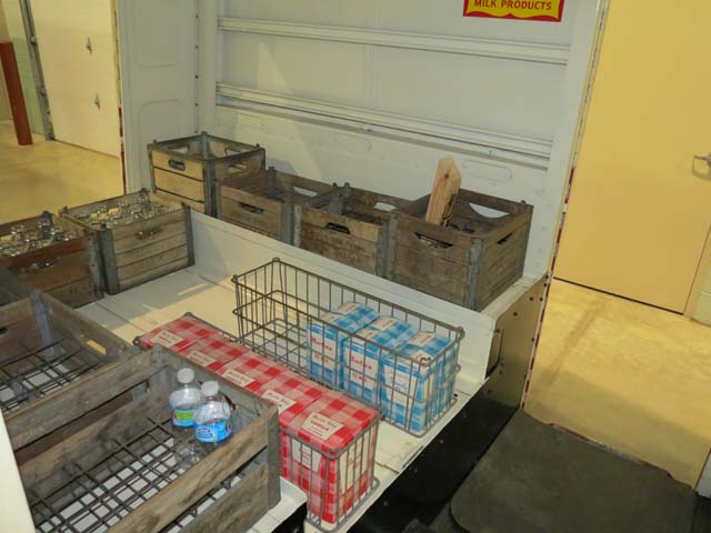 En la caja se aguardaba la mercancía para la autoventa.